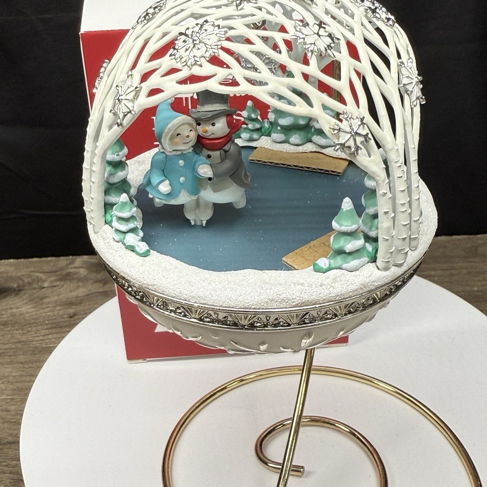 2018 Hallmark Keepsake Winter Wonderland Skating Snowmen Club Ornament QXC5306